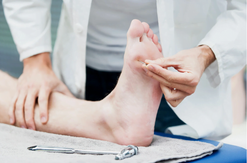 docteur effectuant une évaluation d'un pied diabétique